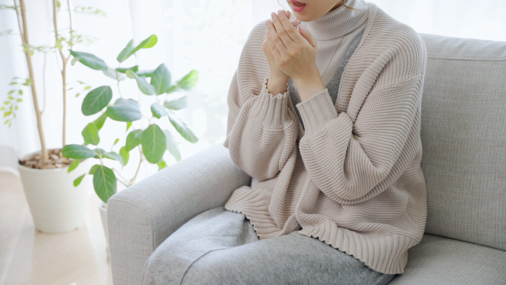 寒がる冷え性のミドル女性