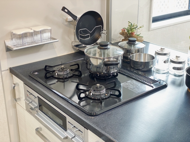 スタイリッシュな黒のビルトインガスコンロ