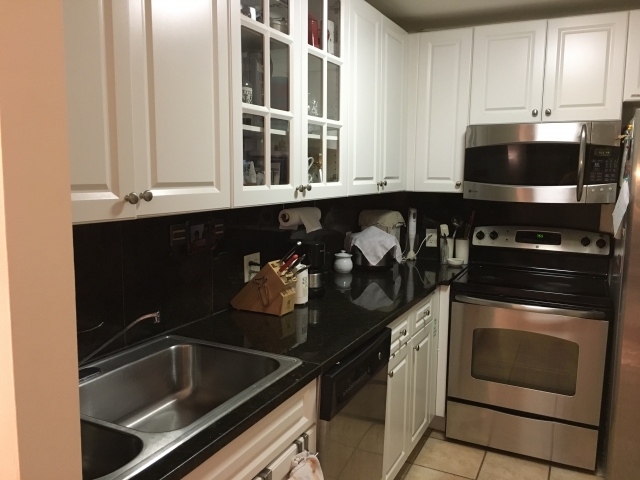 キッチンの専用スペースに設置された、本格的な据え置きタイプのガスコンロ一体型オーブン