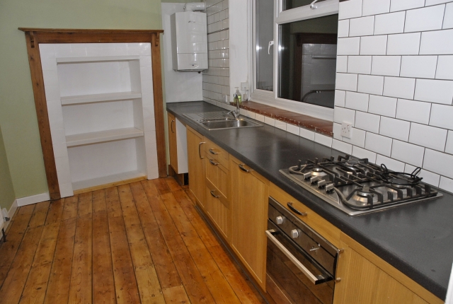 コンロ下にオーブンを配置し、調理スペースを広く確保したシステムキッチンの全体像